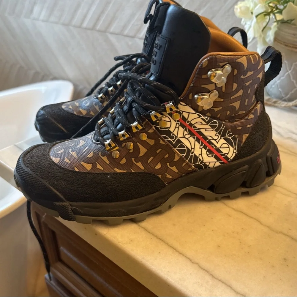 Burberry authentic shoes size 6.5 - Picture 4 of 5